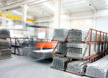 profile na stojakach stalowych