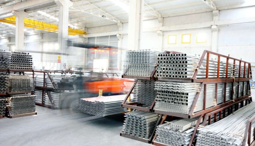 profile na stojakach stalowych