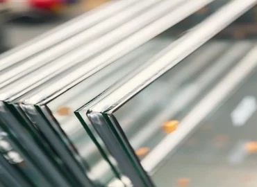 szyby na stojakach