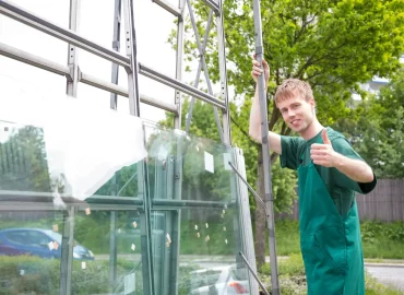 szklarz trzymający za stojak z szybami
